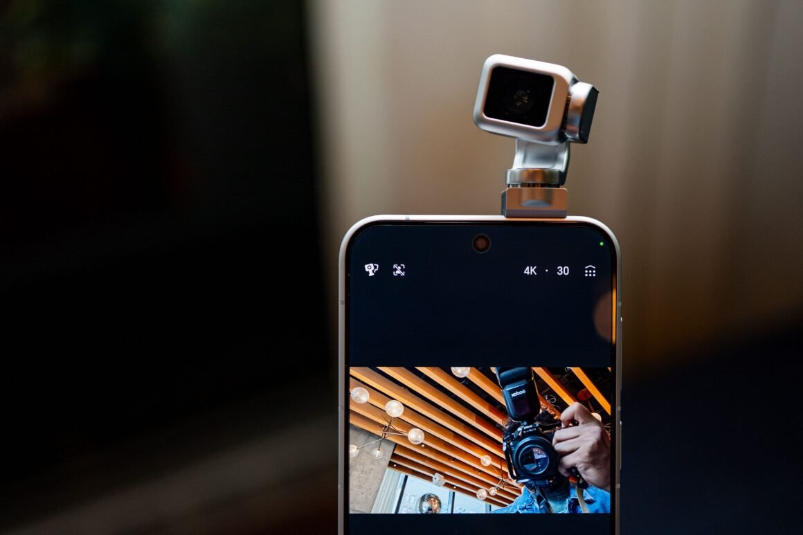 Honor’s Robot Phone Has a Gimbal-Powered Camera for Vloggers